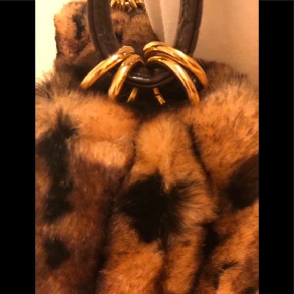 TIANNI FAUX FUR SHOULDER TOTE - Picture 4 of 7